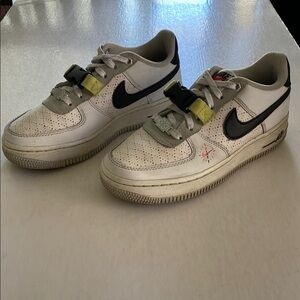 NIKE Air Force 1 Low LV8 DC2532-100 Sneakers Size 4Y